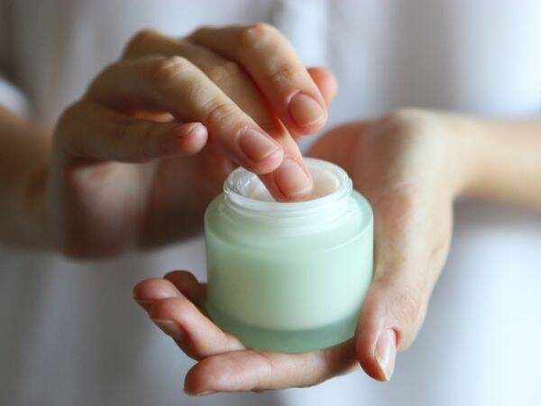 Jakie korzyści dla skóry przynosi stosowanie kosmetyków z olejkiem migdałowym?