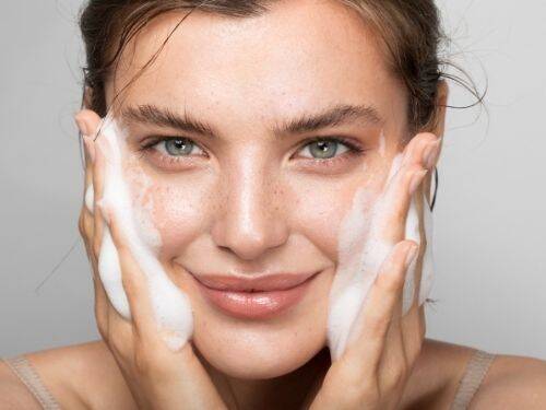 Toniki do oczyszczania twarzy i ich działanie wewnątrz skóry