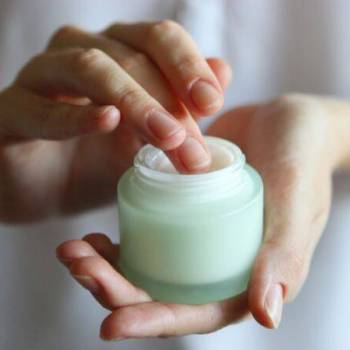Jakie korzyści dla skóry przynosi stosowanie kosmetyków z olejkiem migdałowym?